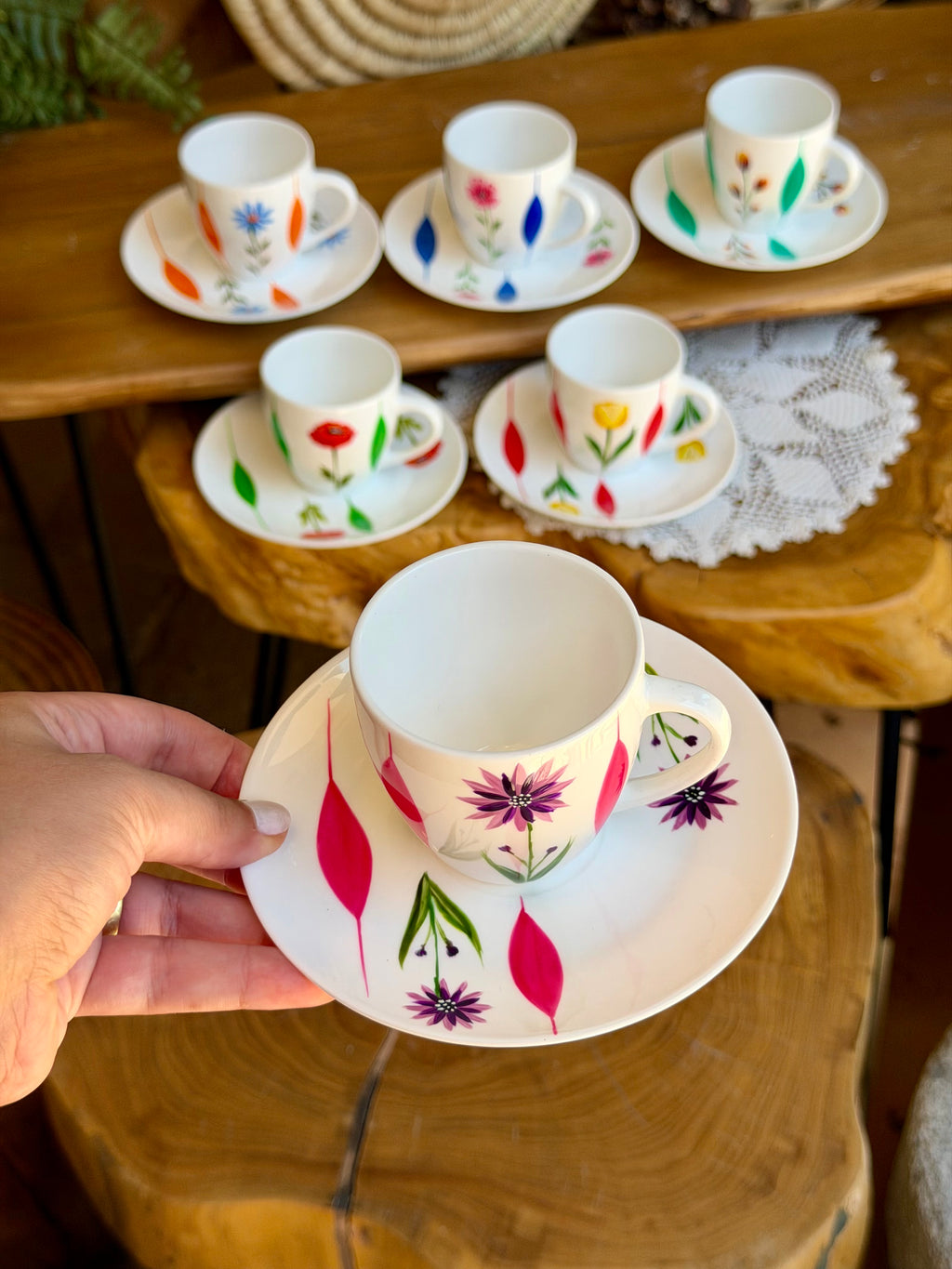 6 Floral coffee cups & 6 saucers 70$