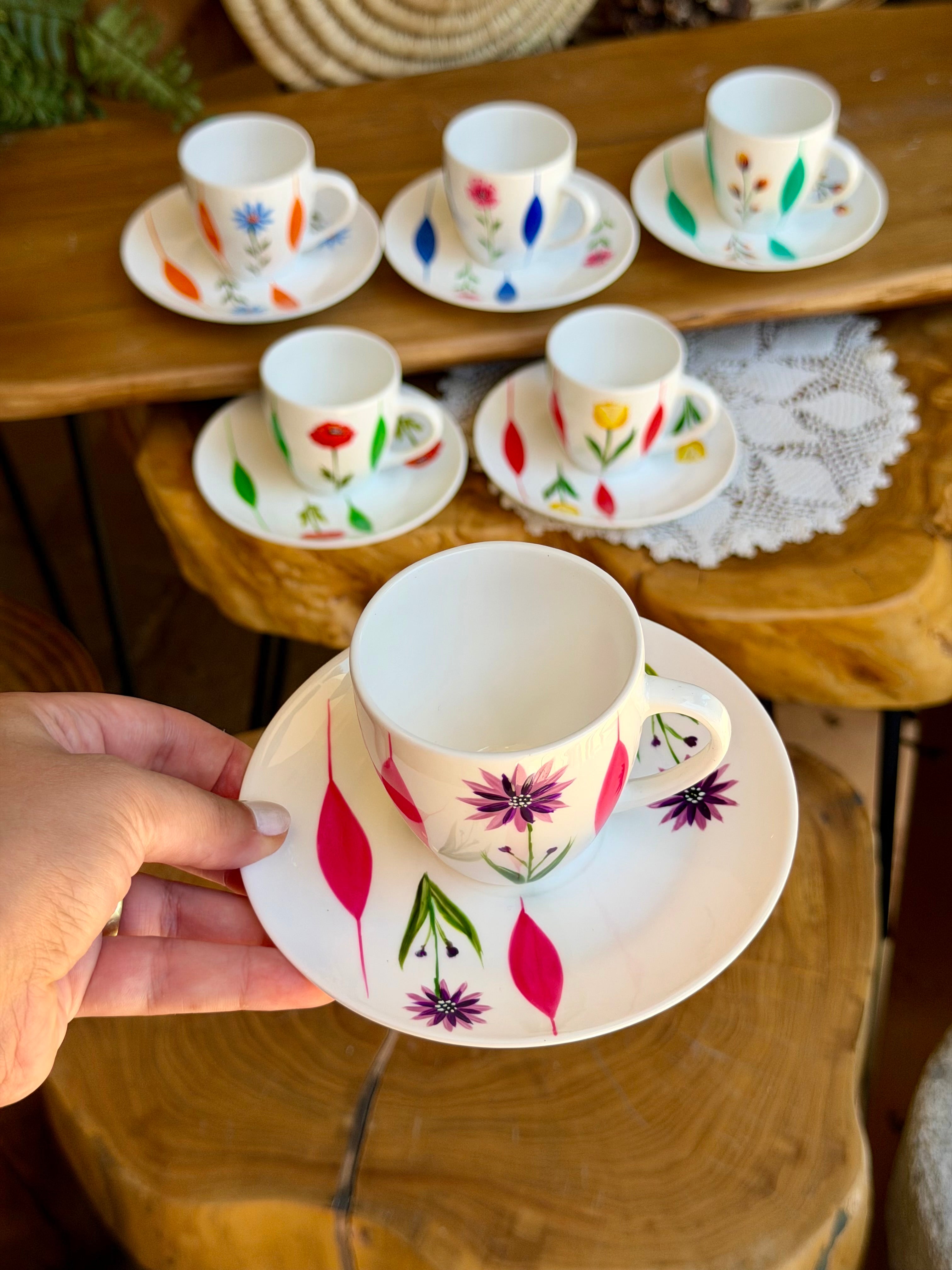 6 Floral coffee cups & 6 saucers 70$