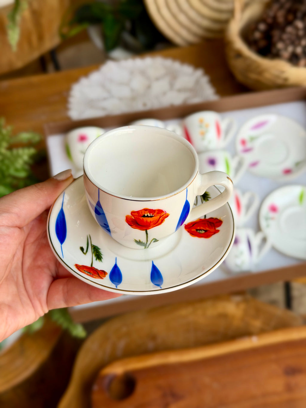 6 Floral coffee cups & 6 saucers 75$